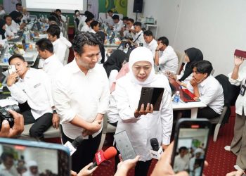 Unggul Hasil Quick Count, Jokowi Beri Ucapan Selamat ke Khofifah-Emil Lewat Video Call