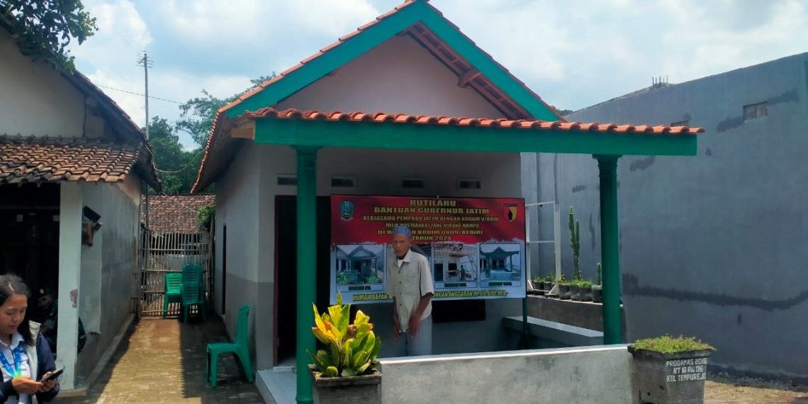 Puluhan Tahun Rumahnya Rusak Parah, Mbah Mijan Akhirnya Tempati Rumah Baru