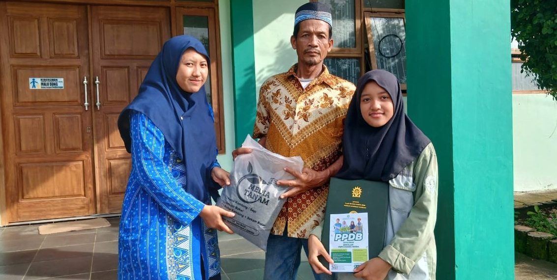 Inovasi Baru SMK Muhammadiyah 5 Gresik,  Bagikan Media Tanam Karya Siswa saat Pembagian Rapor