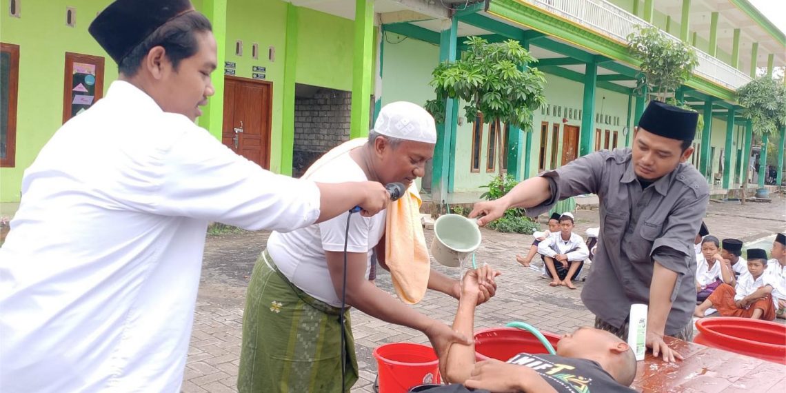 Latih Ratusan Santri Rawat Jenazah, Ponpes Al-Miftah Bungah Hadirkan Ketua MUI dan Ketua LBM PCNU Gresik