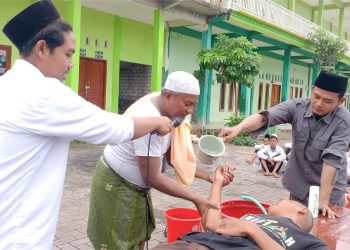 Latih Ratusan Santri Rawat Jenazah, Ponpes Al-Miftah Bungah Hadirkan Ketua MUI dan Ketua LBM PCNU Gresik
