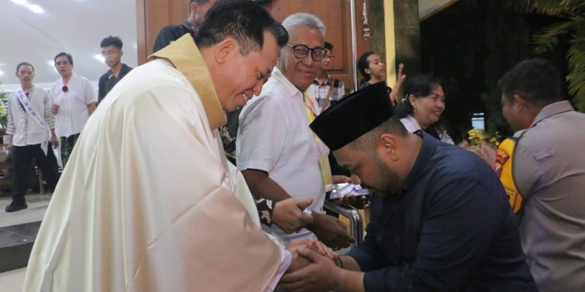 Pastikan Natal Berlangsung Aman dan Nyaman, Bupati Gresik Plus Forkopimda Tinjau Sejumlah Gereja