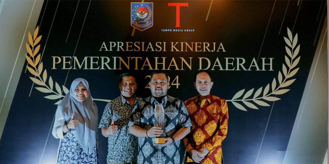 Apresiasi Pelayanan Publik dan Kinerja Total, Pemkab Gresik Raih Dua Penghargaan Sekaligus dari Kemendagri