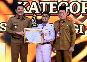 Plt Bupati Beri Penghargaan Siswa SMPN 1 Sidoarjo Juara I Kategori ITI dalam KISI 2024