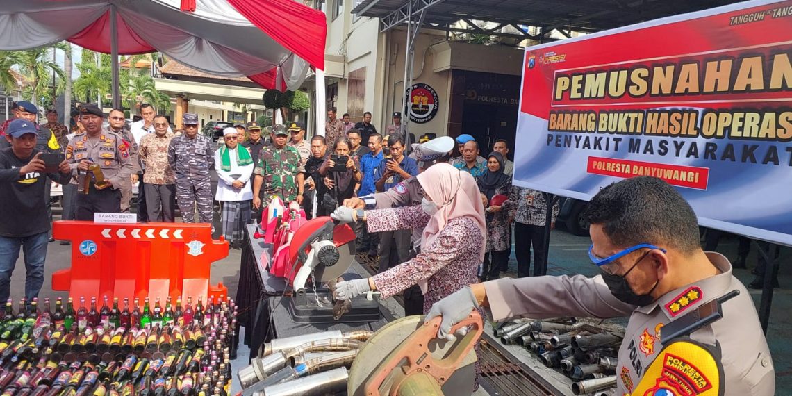 Jelang Nataru, Polresta Banyuwangi Musnahkan Ribuan Miras dan Ratusan Knalpot Brong