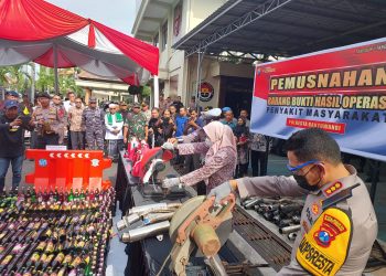 Jelang Nataru, Polresta Banyuwangi Musnahkan Ribuan Miras dan Ratusan Knalpot Brong