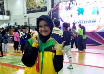 Siswi MTsN 1 Sidoarjo Juara 3 Open Tournament Anggar Piala Gubernur Kaltim 2024