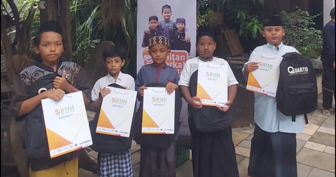BMH Unit Sidoarjo Gelar Khitan Berkah Bersinergi dengan Gerakan Resik Resik Masjid Galena Logistic