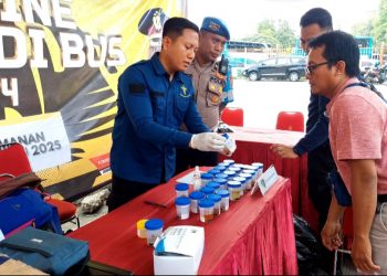 Ditresnarkoba Polda Jatim Antisipasi Nataru 2024/2025, Gelar Tes Urine Sopir Bus di Terminal Bungurasih
