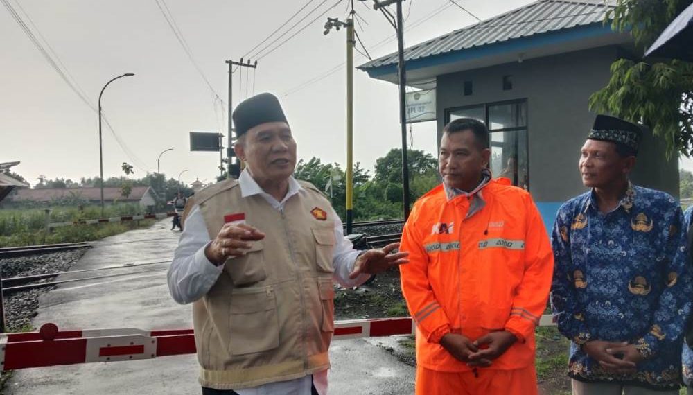 Pastikan Early Warning Berfungsi, Bambang Haryo juga Bantu Genset untuk Pos Perlintasan Sebidang di Banjarwungu