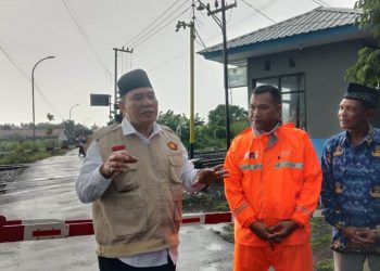 Pastikan Early Warning Berfungsi, Bambang Haryo juga Bantu Genset untuk Pos Perlintasan Sebidang di Banjarwungu