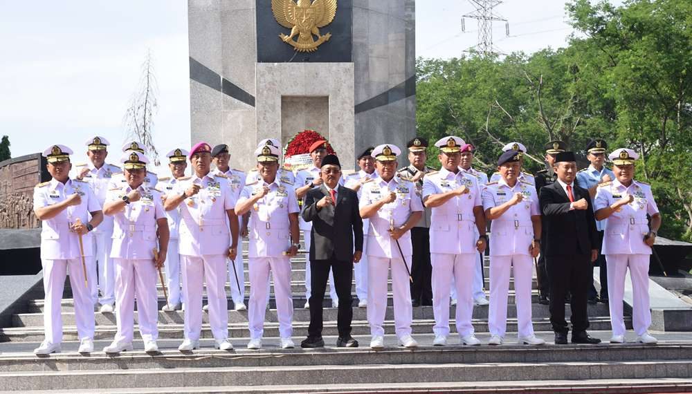 Sambut Hari Armada RI, Pangkoarmada II Hadiri Ziarah di TMP 10 Nopember