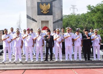Sambut Hari Armada RI, Pangkoarmada II Hadiri Ziarah di TMP 10 Nopember