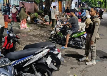 Tim Gabungan Satpol PP Gresik Tertibkan Parkir Liar dan Pedagang Emperan