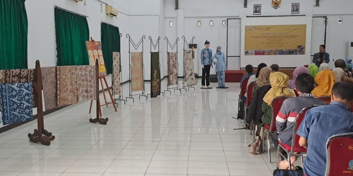 Museum Negeri Mpu Tantular Fasilitasi Bedah Batik Alami Karya Doktor Karsam