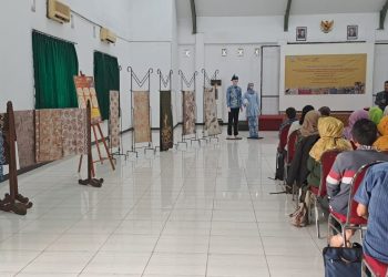 Museum Negeri Mpu Tantular Fasilitasi Bedah Batik Alami Karya Doktor Karsam