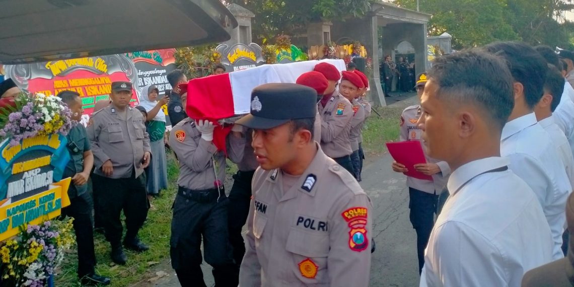 Kapolres Kediri Pimpin Upacara Pemakaman Kasat Reskoba
