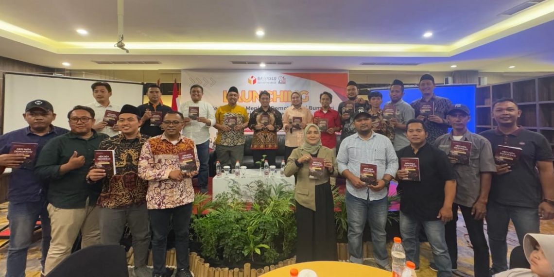 Monumental, Bawaslu Gresik Luncurkan Buku ‘Menjaga Demokrasi di Bumi Giri’