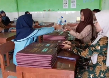Peduli Lingkungan Bersih, Pengambilan Raport Siswa SMK ITABA Ditukar Dengan ‘Sampah’