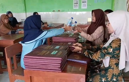 Peduli Lingkungan Bersih, Pengambilan Raport Siswa SMK ITABA Ditukar Dengan ‘Sampah’