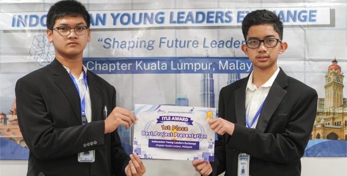 Dua Siswa SMP Al Hikmah Surabaya Sukses Raih Penghargaan Best Presentation di Indonesian Young Leaders Exchange Malaysia