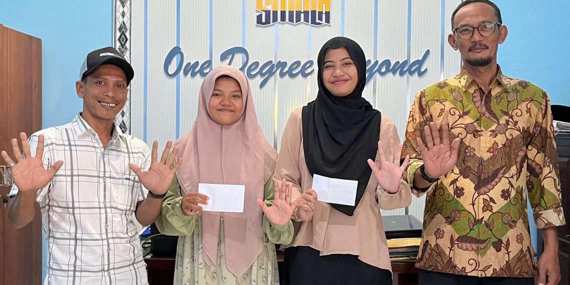 Kades Padangbandung Apresiasi 2 Siswa Berprestasi Smala Dukun, Berikan Amplop Berisi Uang