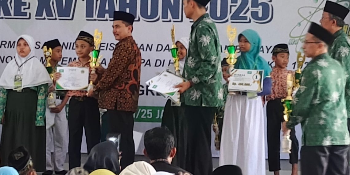 Siswa MI Tsamrotul Ulum Tajungwidoro Mengare Juarai Lomba MIPA XV LP Ma’arif NU Gresik