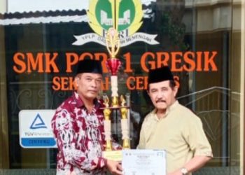 Ketua PGRI Gresik Beri Kado Terindah Awal Tahun 2025 Kepada Kepala UPT SDN 387 Gresik