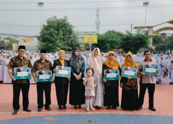 Alumni Siswa SMA Negeri 1 Gedangan Umrohkan Kepala Sekolah dan Gurunya