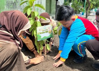 SD Al Muslim Peringati Gerakan Satu Juta Pohon Dengan Tebar Kebermanfaatan