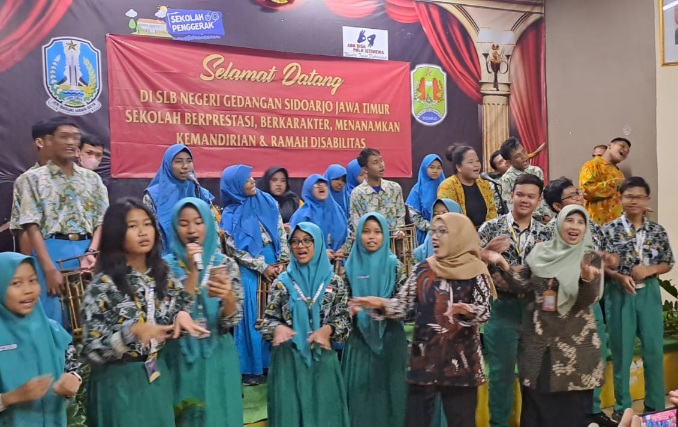 Tim SMP Negeri 1 Sedati Terharu Melihat Kepiawaian Tampilan Musik Siswa SLB Negeri Gedangan