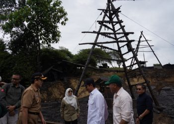 Pj. Bupati Bojonegoro Dampingi Lawatan Menteri Lingkungan Hidup RI di Sumur Minyak Tradisional Desa Wonocolo