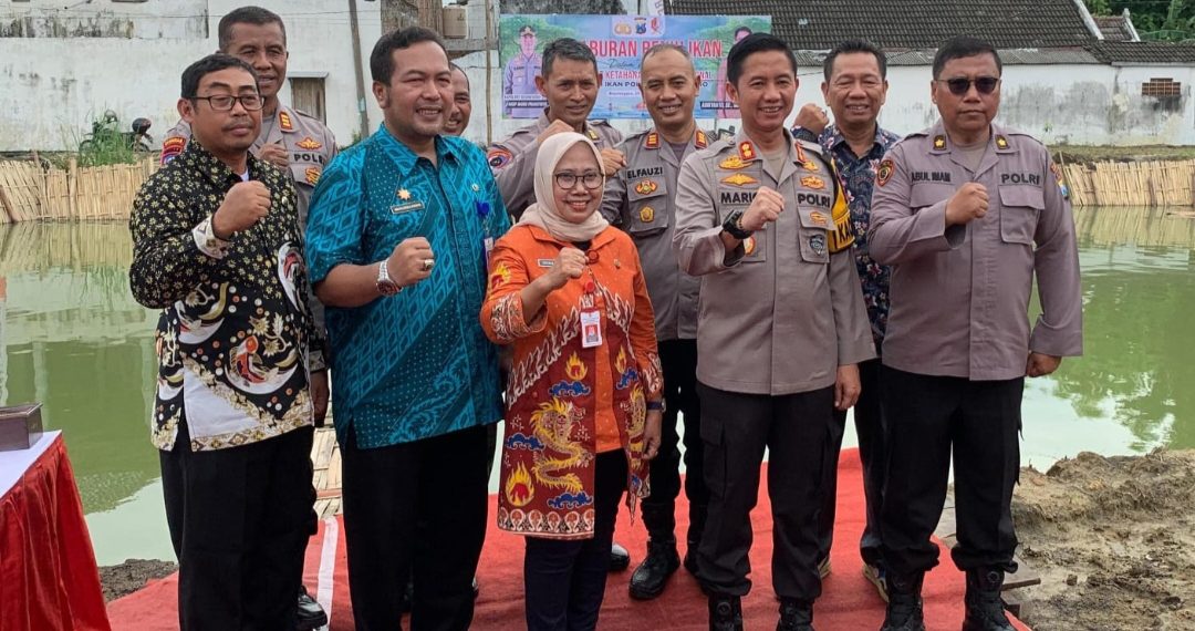 Dukung Program Ketahanan Pangan Nasional, Pemkab Bersama Polres Bojonegoro Tabur 10.000 Benih Ikan