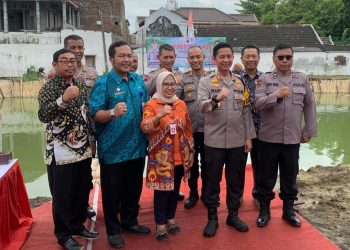 Dukung Program Ketahanan Pangan Nasional, Pemkab Bersama Polres Bojonegoro Tabur 10.000 Benih Ikan
