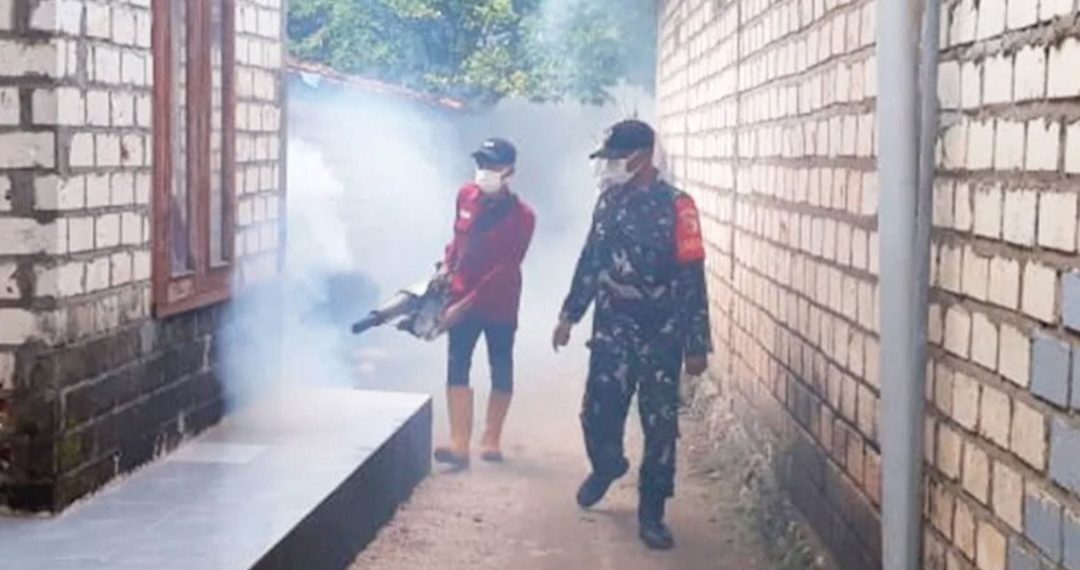 Koramil Jenu bersama Dinkes Tuban Lakukan Fogging, Antisipasi Penyebaran Demam Berdarah