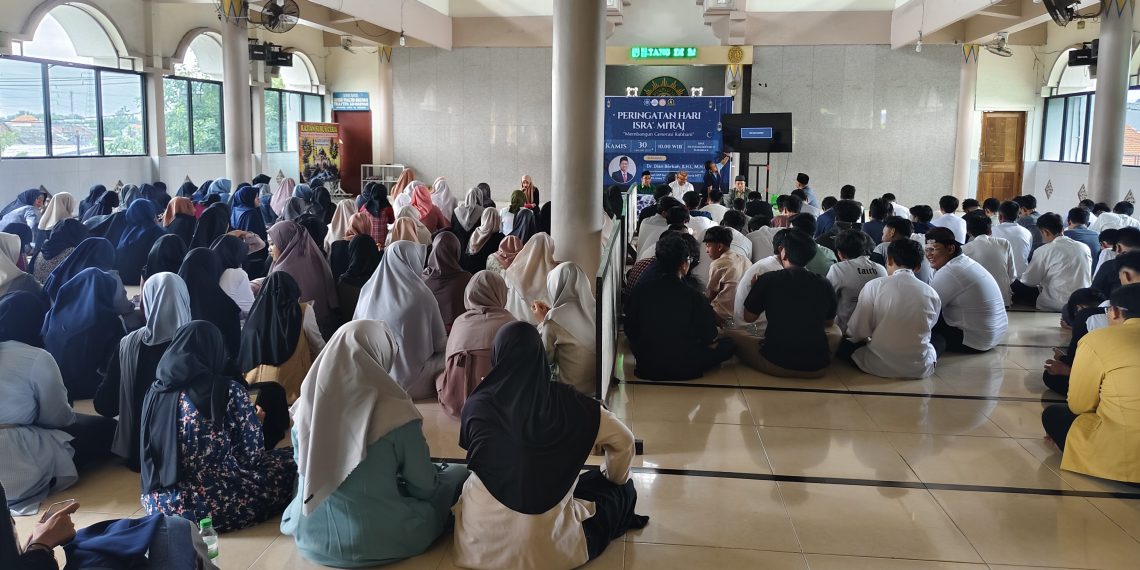 Selaraskan Pemenuhan Jasmani-Rohani, SMAMIV Gelar Bersih-bersih Sekaligus Pengajian Akbar