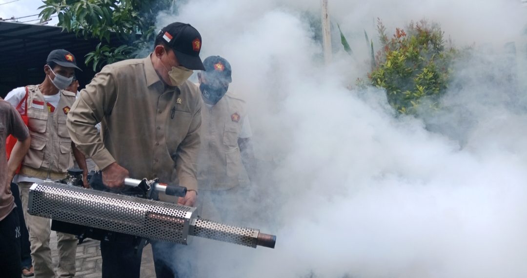 Dua Anak Terserang DBD, Bambang Haryo Gercep Lakukan Fogging di Kelurahan Sidokumpul