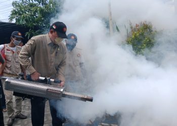 Dua Anak Terserang DBD, Bambang Haryo Gercep Lakukan Fogging di Kelurahan Sidokumpul
