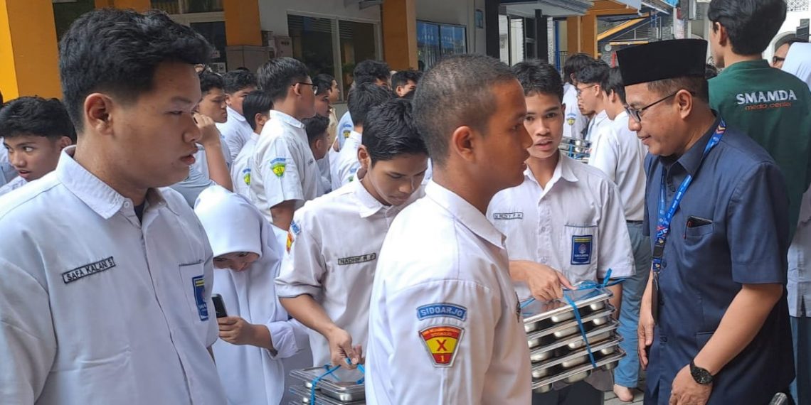 Ribuan Siswa SMAMDA Sidoarjo Senang Menikmati Makan Siang Bergizi Gratis