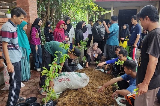 Sedekah Oksigen Warga Sinaoe Melalui Tanam Pohon Bersama-sama