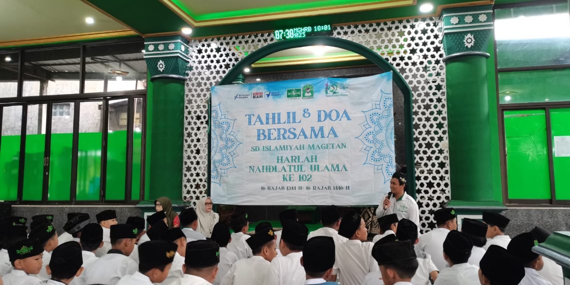 Kegiatan tahlil dan doa bersama di SD Islamiyah, Magetan, Kamis (16/1).