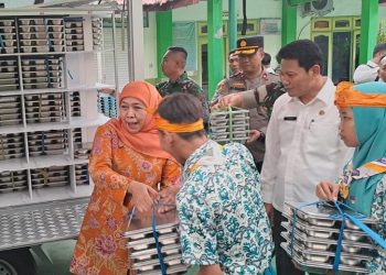 Khofifah dan Plt Bupati Subandi Apresiasi Pelaksanaan MBG di SMP Negeri 1 Candi
