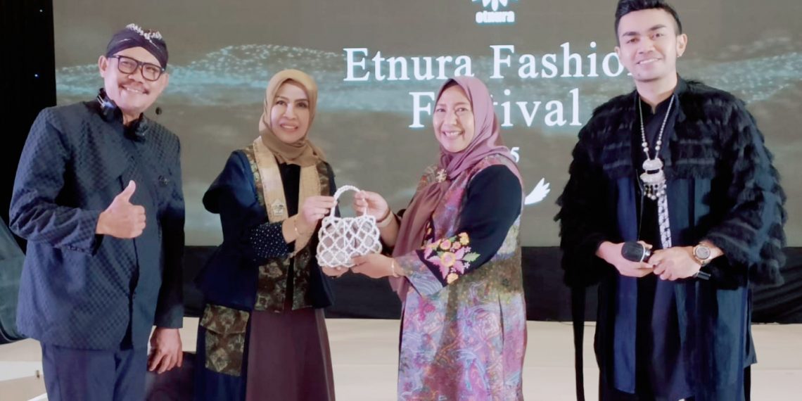 Fashion Wastra Jatim Batik dan Tenun Dipamerkan di Etnura Fashion Festival