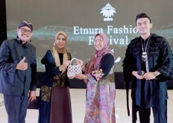 Fashion Wastra Jatim Batik dan Tenun Dipamerkan di Etnura Fashion Festival