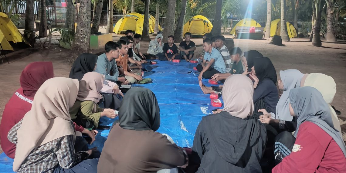 Pelajar Tangguh Smelting Ikuti Leadership Camp di Pantai Kelapa Tuban