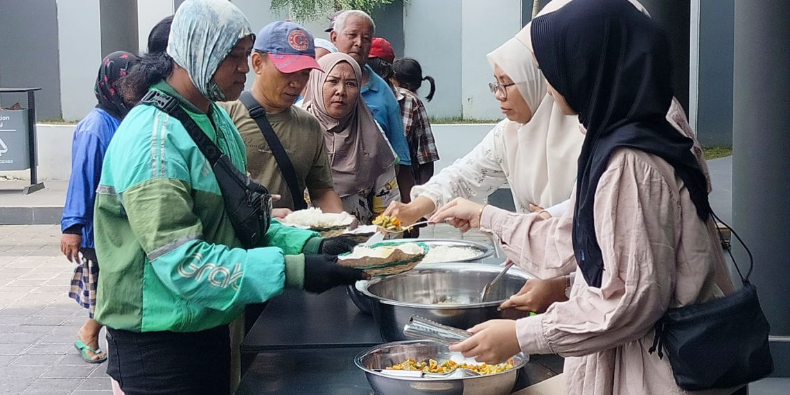 SMA SAIM Berbagi Makanan Jumat Berkah
