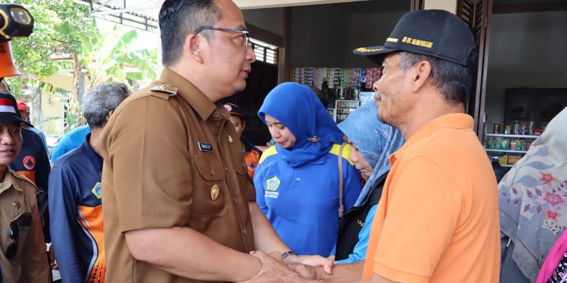 Wabup Alif dan Kapolres Gresik Tinjau Lokasi Banjir, Temui Warga Terdampak dan Salurkan Bantuan