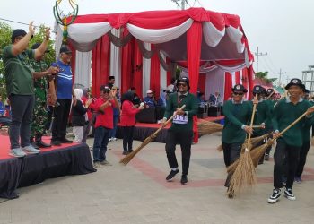 Dari Islamic Center, Ribuan Peserta Gerak Jalan Balongpanggang – Gresik Dilepas Wabup Aluchul Alif