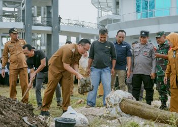 Canangkan Gerakan Penghijauan, Wabup Gresik  Ajak Ratusan Guru PPPK Tanam Pohon di Islamic Center