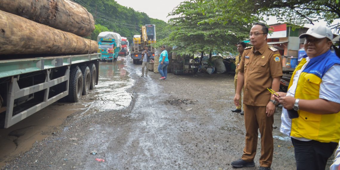 Wabup Gresik Sidak Jalan Rusak, Respon Cepat, Langsung Perintahkan Perbaikan Malam Ini Juga